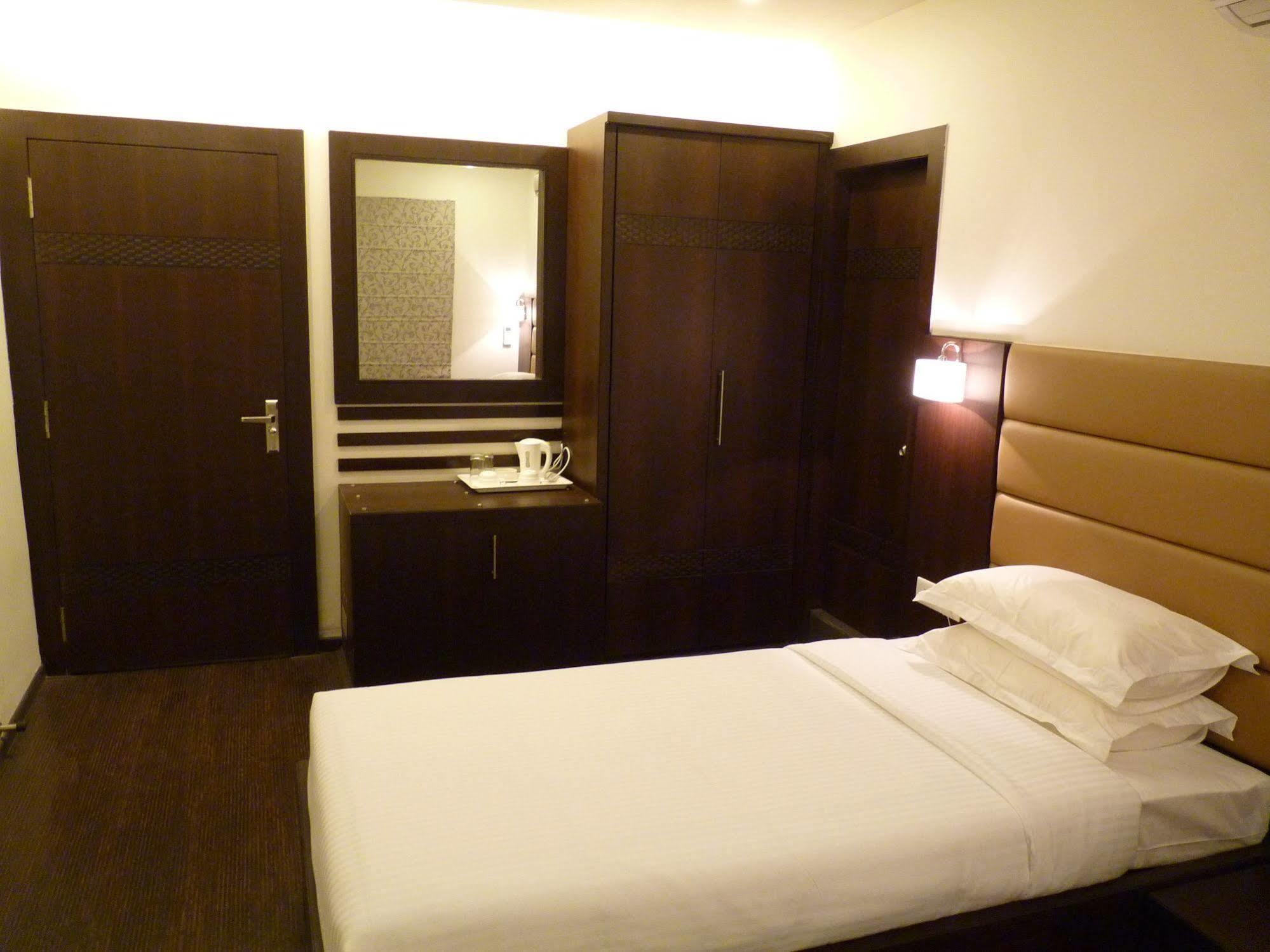 Treebo Trend Hotel Relax Inn Calcutta Buitenkant foto